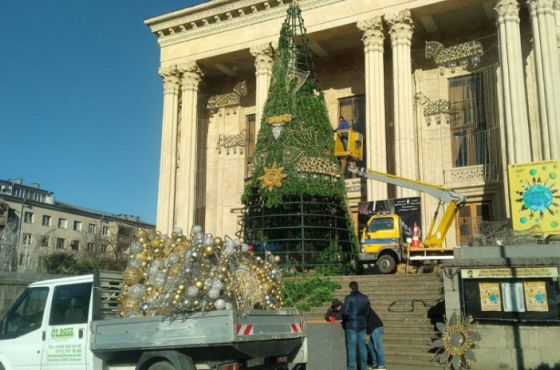 4 950  ლარი მხოლოდ დიზაინში - რა უჯდება  ქუთაისის მერიას ძველი ნაძვის ხის განახლება