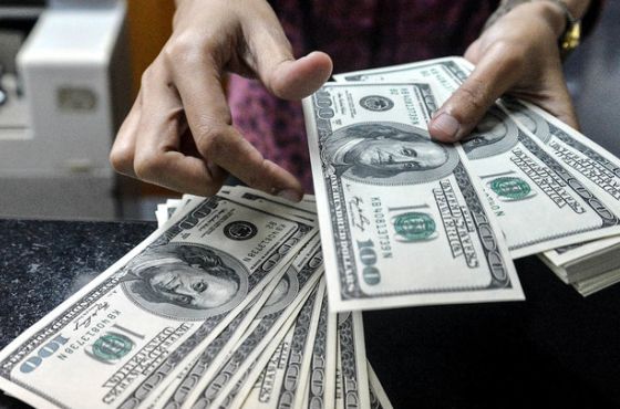 თანხების მოტყუებით დაუფლების და ფულის გათეთრების ფაქტზე სამი პირი დამნაშავედ ცნეს