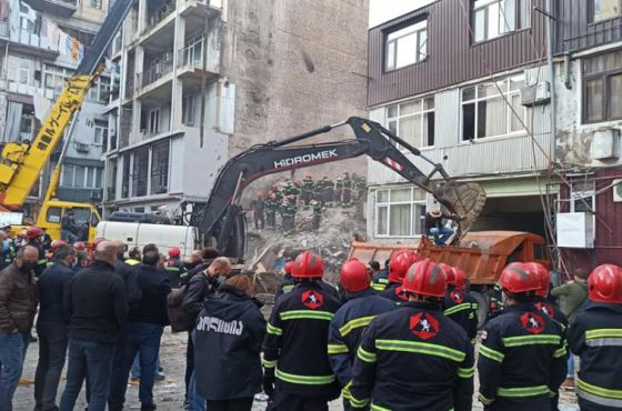 ბათუმში, ნანგრევებიდან ამოყვანილი მამაკაცი ხელოვნური სუნთქვის აპარატიდან მოხსნეს