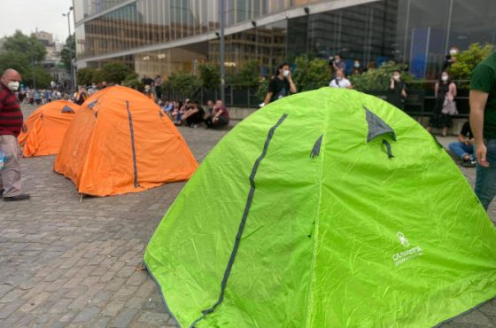 აქციის მონაწილეებმა რესპუბლიკის მოედანზე კარვები გაშალეს 