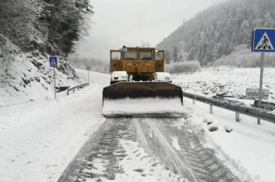 ინტენსიური თოვის გამო, საავტომობილო გზებზე შეზღუდვებია