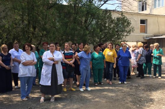 ქუთაისში ცხელების ცენტრის თანმაშრომლებმა  საპროტესტო აქცია გამართეს