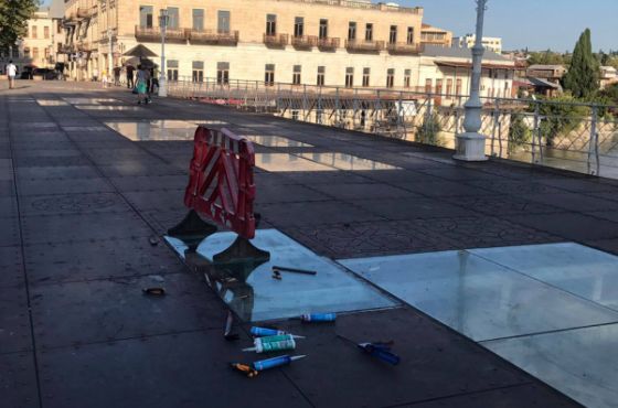 თეთრ ხიდზე დაზიანებული შუშა შეცვალეს