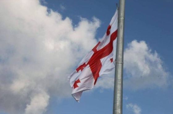 ქუთაისის მერია, დროშას, რომელსაც ორი წელი კიდებდა, ქარის გამო ჩამოხსნის