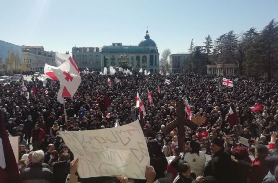 "თავიდან ვიდექით ხუთი ადამიანი, ახლა ვდგავართ ათასობით“ -  ნამახვანჰესის საწინააღმდეგო  მრავალრიცხოვანი აქცია ქუთაისში