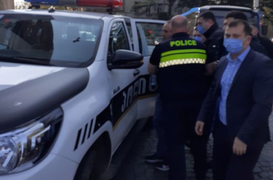 ქუთაისის მერიასთან მიმდინარე აქციაზე ოთხი პირი დააკავეს