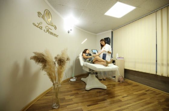 ესთეტიკის ცენტრი  "La Femme" გარემო, სადაც პროფესიონალები იზრუნებენ თქვენს სილამაზეზე (R)