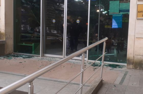 უცნობმა პირმა ქუთაისის მერიის შესასვლელი კარის შუშები ჩაამსხვრია