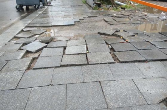 წერეთლის ქუჩაზე ხარვეზები სამუშაოების დასრულებიდან  ერთი წლის შემდეგაც ვერ გამოასწორეს