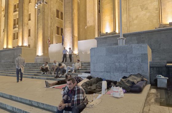 "ღია ცის ქვეშ ვართ დაბანაკებულები, შევეწირებით ამ პროცესებს" - შუქრუთელების პროტესტი პარლამენტთან