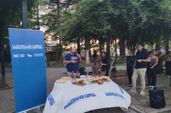 „ჩვენ ამისგან ვაკეთებთ". -  ქუთაისში USAID-მა არაჩვეულებრივი გამოფენა წარმოადგინა