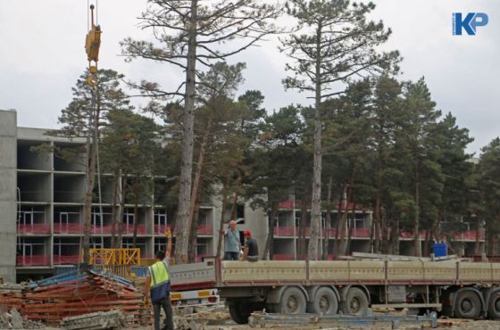 ქუთაისის საერთაშორისო  უნივერსიტეტის მშენებლობა უსაფრთხოების წესების დარღვევით  (ფოტო)