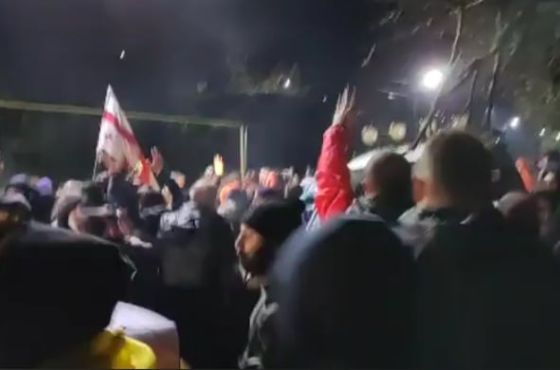 "მანქანებზე მიახეთქეს ჩვენი თანამებრძოლები, არ ინდობდნენ  ქალებსაც" - პოლიციამ  აქცია დაარბია 