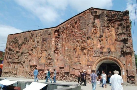 პანო „კოლხეთთან“, „დათიკოს ბაღში“ და სხვა ადგილებში საინფორმაციო და მემორიალური დაფები განთავსდება 