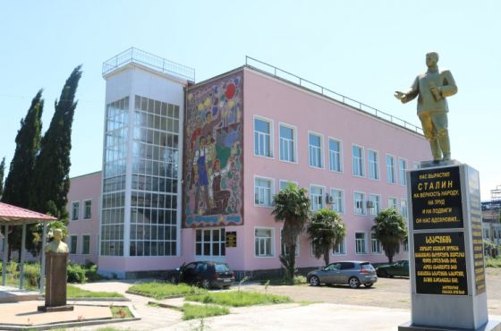 "იგი არავის ხვრეტდა" - სტალინს ზესტაფონში ძეგლი დაუდგეს (ვიდეო)