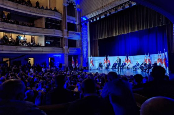 ქუთაისში "ოცნების" მიერ მომზადებული ჰომოფობიური კანონპროექტის განხილვა მიმდინარეობს