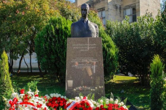 ქალაქის ცენტრში, ქუთაისში დაბადებული, პოლონეთის პირველი პრეზიდენტის ძეგლი გაიხსნა