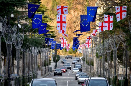 ქუთაისის ქუჩები ევროკავშირის დროშებით მორთეს 