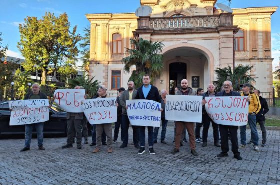 "კაპიტულაცია კლავს"- აქცია ქუთაისში სუს-ის შენობასთან