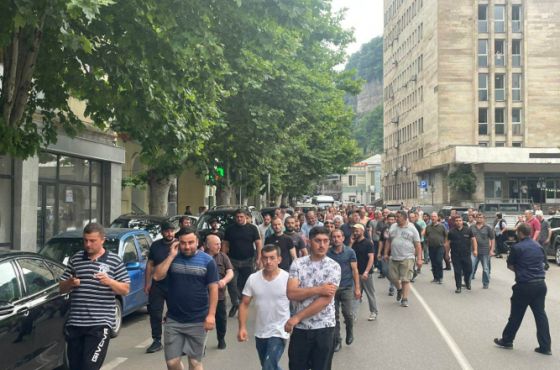 მაღაროელების პროტესტი და მსვლელობა ჭიათურის ქუჩებში