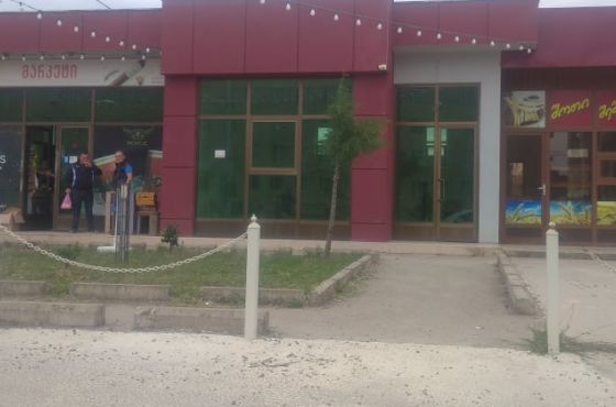 ჩამსხვრეულია მინები - ქუთაისში მაღაზია გაქურდეს 