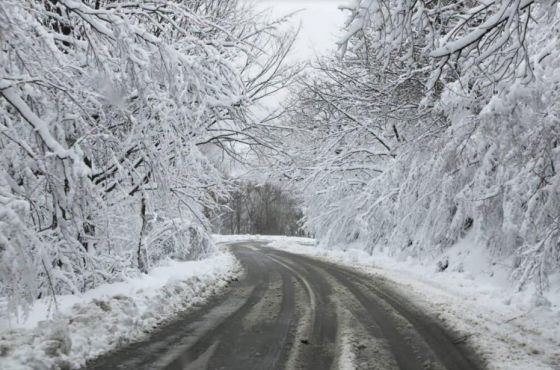ძლიერი თოვლის გამო, იმერეთისა და რაჭა-ლეჩხუმის გზებზე მოძრაობა შეიზღუდა