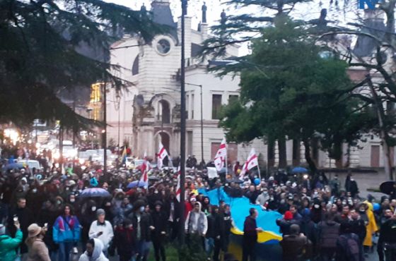 "ჩვენ ვდგავართ უკრაინის გვერდით" - აქცია ქუთაისში