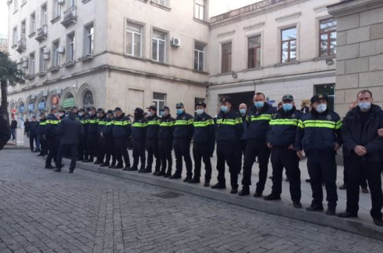 ქუთაისის მერიასთან სამართალდამცავების მობილიზებაა