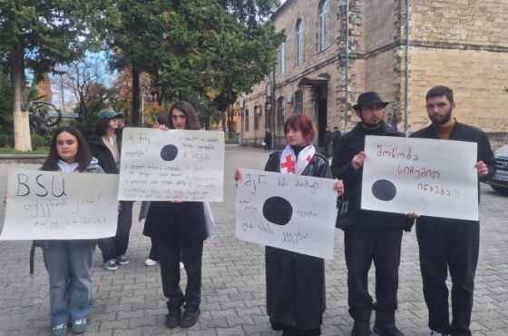 "მონობა სიჩუმით იწყება" - წერეთლის უნივერსიტეტის სტუდენტებმა არჩევნების შედეგები გააპროტესტეს