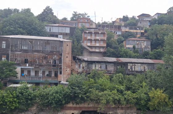 საშიში სახლები -  რიონისპირა სახლების დაპირებად დარჩენილი რეკონსტრუქცია 