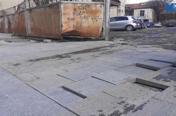 წერეთლის ქუჩის ახლადარებილიტირებული ტროტუარი ისევ შესაკეთებლია