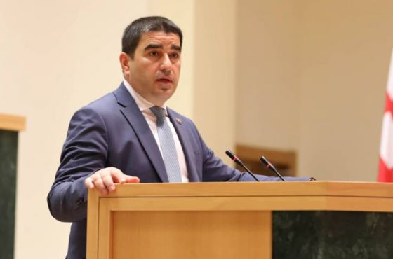 შალვა პაპუაშვილმა რუსულ კანონს ხელი მოაწერა