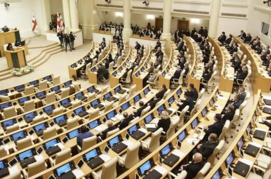 პარლამენტში საკონსტიტუციო ცვლილებების განხილვა იწყება