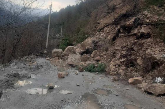 რიონის ხეობაში ჩამოწოლილი მეწყერის გამო 15 სოფელს ელექტროენერგია არ მიწოდება 