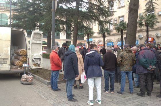 გარევაჭრობა მერიის შესასვლელთან 