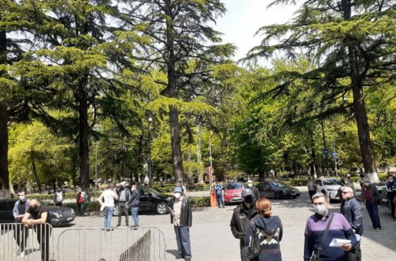 ქუთაისის მერიასთან საშვების მოთხოვნით მეორე დღეა რიგია (ფოტო)