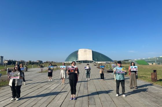 "იძებნება “ქართული ოცნების“ პროექტები" - დიოგენესეული პერფორმანსი ქუთაისში