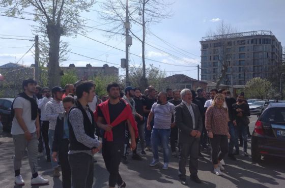 ხმაური და დაპირისპირება სამხარეო პოლიციასთან 