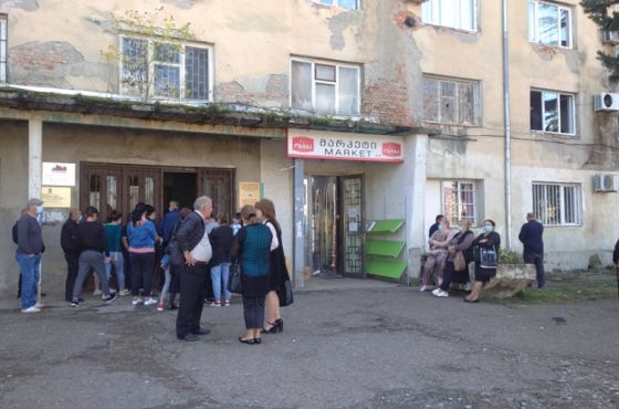 "ვითხოვთ, ავარიული ფართიდან  სასწრაფოდ გაყვანას" - დევნილების პროტესტი ქუთაისში 