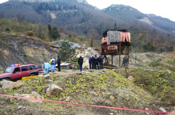 ტყიბულში მაშველები მიწის მასაში მოყოლილი ერთი ადამიანის ამოყვანას ცდილობენ-მეორეს ეძებენ