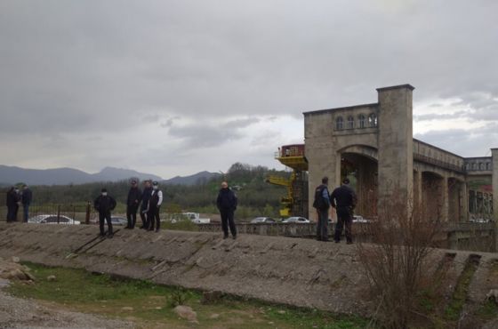 მოზარდი, რომელიც გუმათჰესის ხიდიდან გადავარდა, საავადმყოფოში გადაიყვანეს