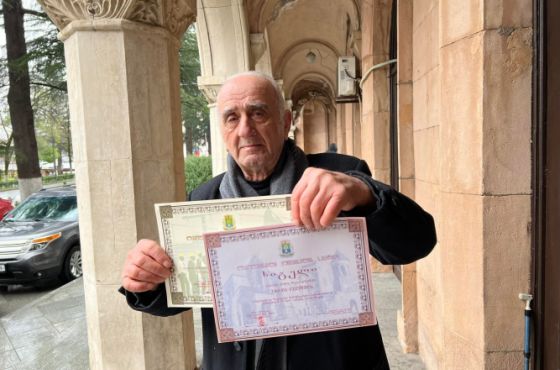 არქიტექტორი ქუთაისის მერიას, პროტესტის ნიშნად, მისთვის გადაცემულ საპატიო სიგელებს უბრუნებს