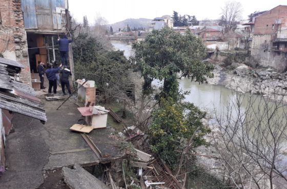 ქუთაისში, რიონის სანაპიროზე ავარიული სახლის აივანი ჩაინგრა  (ფოტო)