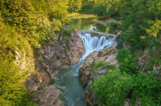 ზესტაფონში, ჩანჩქერთან, 18 წლის ბიჭს ეძებენ