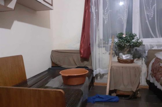 "კორპუსი თავზე გვენგრევა" - ახლადაშენებულ კორპუსში მცხოვრები დევნილები დახმარებას ითხოვენ