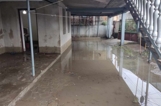 "მოვარდა წყალი და წაგვლეკა, დაგვიზიანა მთელი ტექნიკა" - ქუთაისში სტიქიის შედეგები