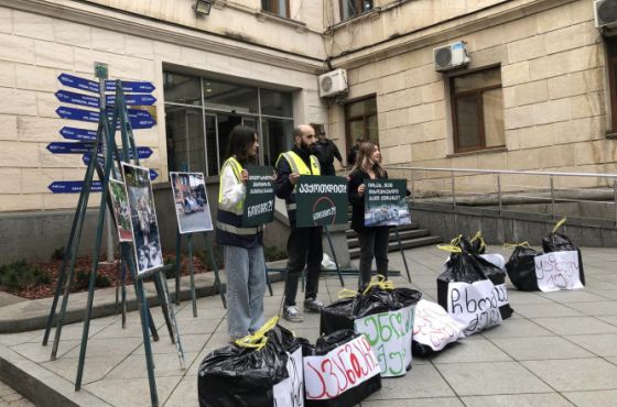 "იოსებ იცხოვრებდი ასეთ ქუჩაზე?!" - აქცია ქუთაისის მერიასთან