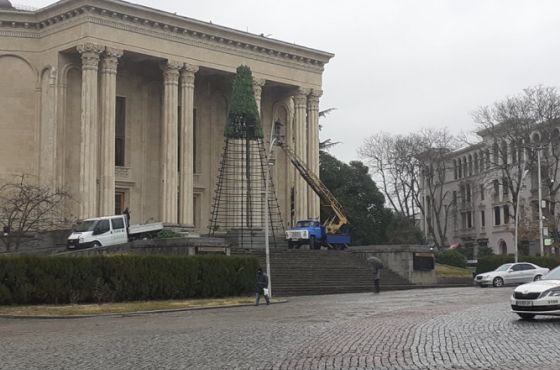 ქუთაისში მთავარი ნაძვის ხის მონტაჟი დღეს დაიწყო