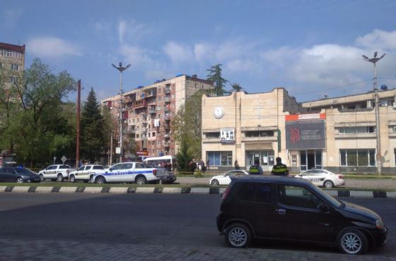  ვახტანგ გომელაური   ბანკის  ფილიალში მომხდარი თავდასხმის ადგილზე მივიდა