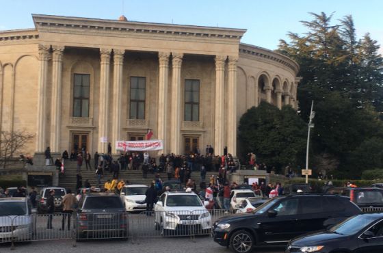 ქუთაისში, ნამახვანჰესის მოწინააღმდეგეები ღამეს  მანქანებში გაათევენ